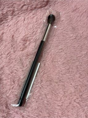 Morphe M504 is a Large Pointed Blender Brush